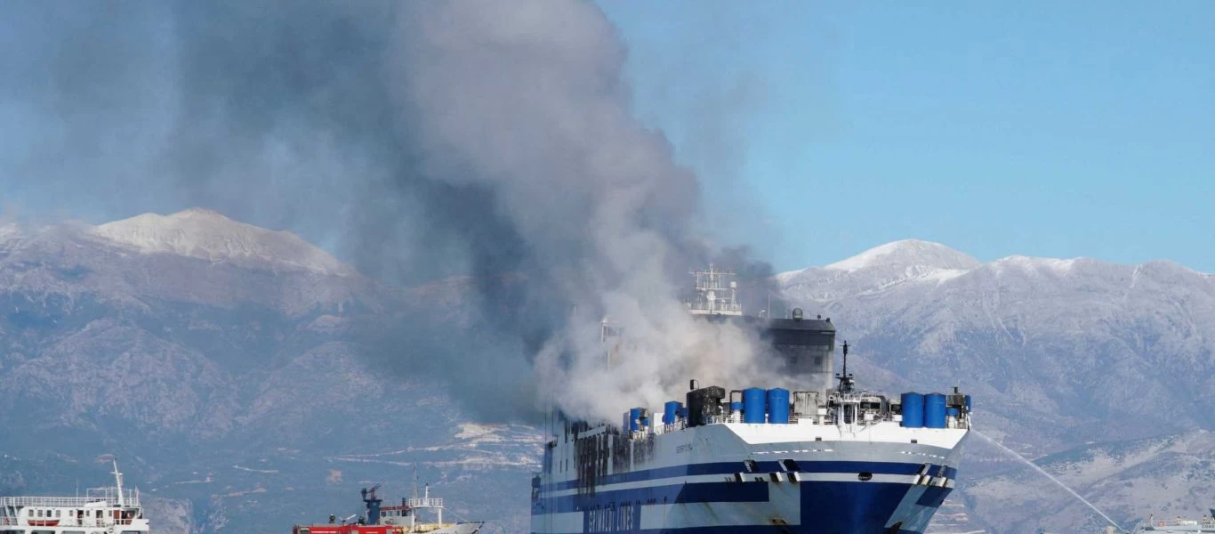 Στο νοσοκομείο οι 3 πυροσβέστες της ΕΜΑΚ που διέσωσαν τους οδηγούς του φλεγόμενου πλοίου - Ενεργές ακόμα εστίες